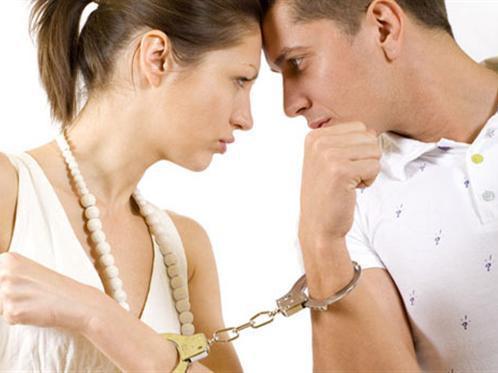 10 sinais de que seu parceiro é possessivo