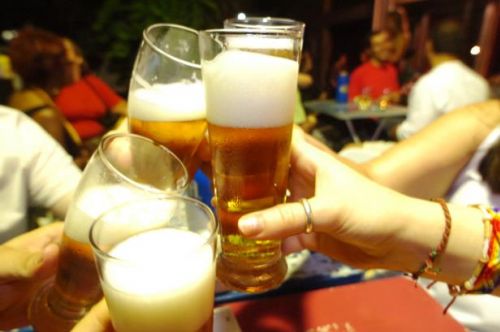 Consumo pesado pode fazer tão mal ao cérebro quanto o alcoolismo